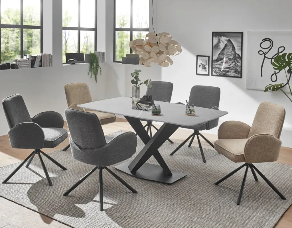 Modernes Esszimmer mit großem Esstisch und sechs gepolsterten Drehstühlen in Grau und Beige. Helle Fensterfront, stilvolle Wandbilder, Designer Lampe und Pflanzen erzeugen eine gemütliche Essbereich Einrichtung.